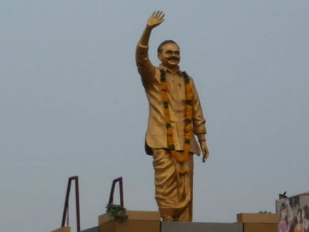 షాకింగ్ రిపోర్ట్!: ఇల్లీగల్ విగ్రహాల్లో వైయస్‌వే టాప్ లిస్ట్