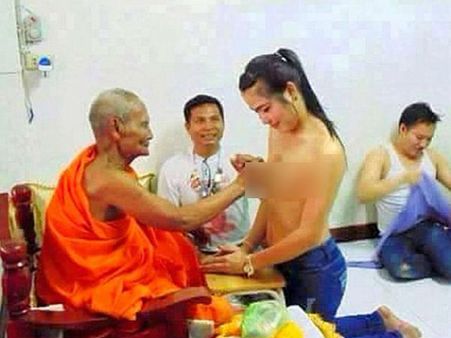 టాప్‌లెస్‌గా ఉన్న యువతి, సన్యాసి: ఫోటోపై ఆగ్రహం