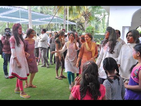 హోలీ: రాజ్‌భవన్, బిజెపి ఆఫీస్‌లో నృత్యాలు(పిక్చర్స్)