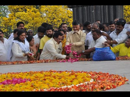 ఎన్టీఆర్ ఘాట్ వద్ద చంద్రబాబు, నేతలు ఇలా(పిక్చర్స్)