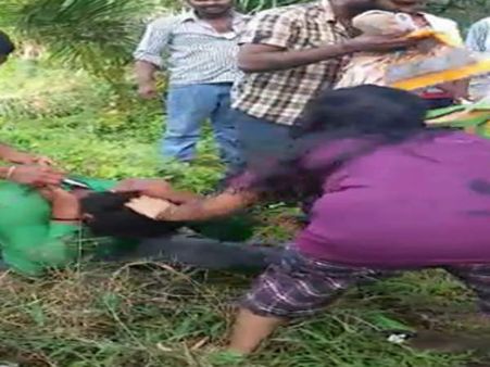 డ్రెస్ మార్చుకుంటుండగా..: వ్యక్తిని పబ్లిక్‌గా చెప్పుతో కొట్టిన యువతి