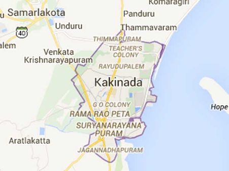 హోం మంత్రి బంధువనని చెప్పి అక్రమ వసూళ్లు