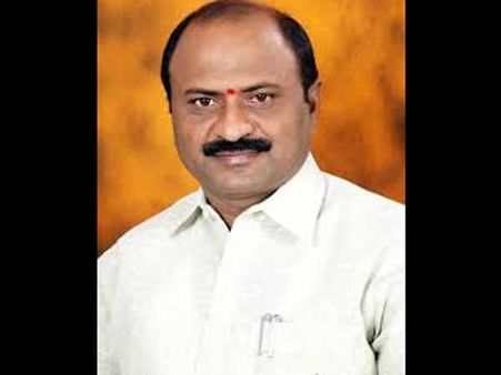 ఎమ్మెల్యే ధర్మారెడ్డికి తృటిలో తప్పిన ప్రమాదం