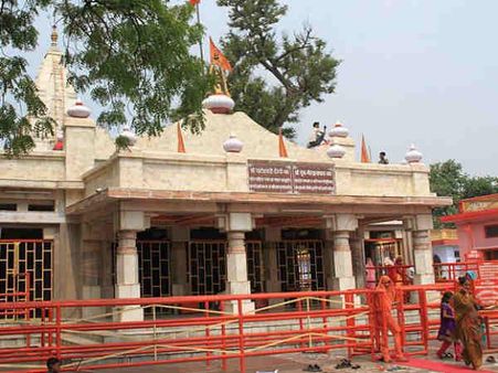 హిందూ ఆలయాన్ని నిర్మించిన ముస్లిం మతపెద్ద