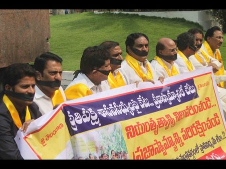 కేసీఆర్‌పై కోపం..: టీడీపీ నేతల్ని ఎత్తుకెళ్లారు(పిక్చర్స్)