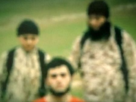 ఐసిస్ భయంకర వీడియో: తుపాకీ తీసి కాల్చిన చైల్డ్ ఐసిస్ ఉగ్రవాది