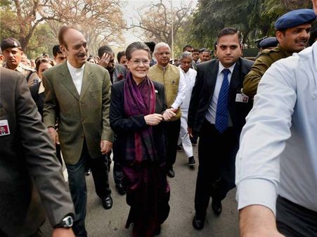 మన్మోహన్ అప్‌సెట్: రోడ్డెక్కిన సోనియా, యాత్ర (పిక్చర్స్)