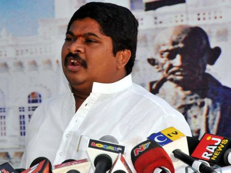 తెరాసకు అవినీతి చిక్కు: పొన్నం ఫిర్యాదు, అవసరమైతే మంత్రికి నోటీసు