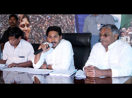 కెసిఆర్‌తో కుమ్మక్కు నేనా, చంద్రబాబా: మీడియాతో జగన్ (పిక్చర్స్)