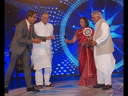 కెసిఆర్‌కు సిఎన్ఎన్-ఐబిఎన్ పాపులర్ ఛాయిస్ అవార్డ్(పిక్చర్స్)