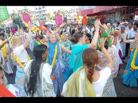 శోభయాత్ర: విదేశీ వనితల నృత్యాలు (పిక్చర్స్)