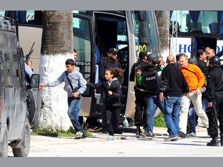 ప్రఖ్యాత మ్యూజియంపై ఉగ్రవాదుల దాడి: 21మంది మృతి(ఫొటోలు)