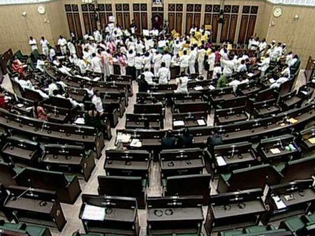 టెన్షన్, స్పీకర్‌పై ఆగ్రహం: వైసీపీ సభ్యుల సస్పెన్షన్