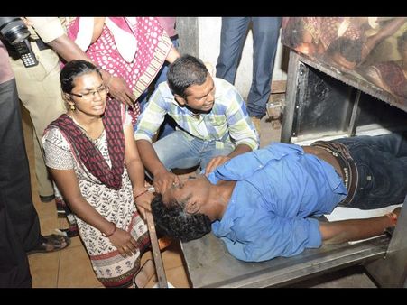 లాకప్ డెత్: కుటుంబ సభ్యుల ఆందోళన (పిక్చర్స్)