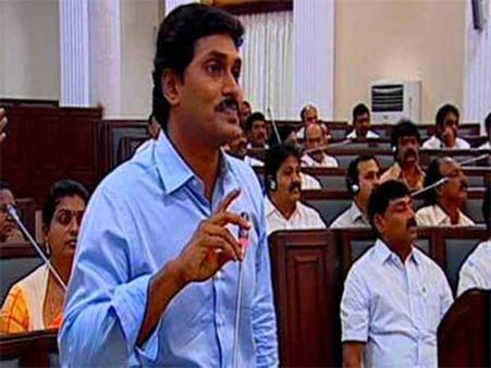 మీకో దండమంటూ వెళ్లిన జగన్, మార్షల్స్ ఎత్తుకెళ్లారు