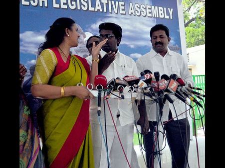 స్పీకర్ కోడెలపై వైసీపీ అవిశ్వాసం: మంత్రితో రోజా షాకింగ్ (పిక్చర్స్)