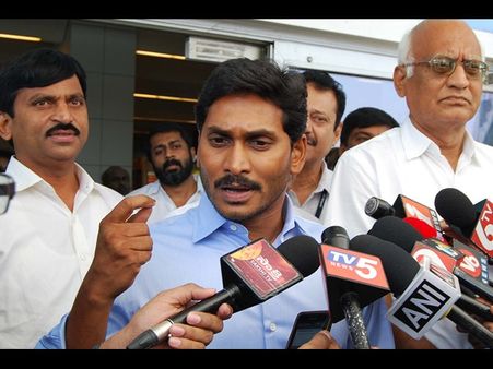 సభకు వెళ్లం, రోశయ్యకి అమ్మ చెప్పిందా: జగన్ ఆశ్చర్యం, ఈనాడుకు విజ్ఞప్తి