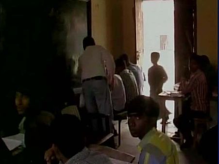 పదో తరగతి పరీక్షలు: నకల్ కొట్టడానికి చిట్టీలు అందించిన పేరెంట్స్