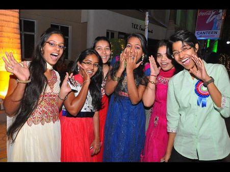 అతిథిగా మంత్రి, అదరగొట్టిన విద్యార్ధినిలు (ఫోటోలు)