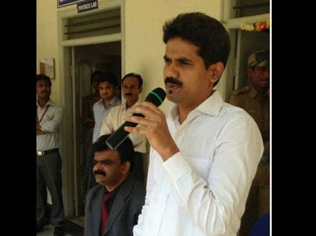 రవి కుటుంబ సభ్యులకు బెదిరింపు ఫోన్లు: భార్యను విచారించిన సిఐడి