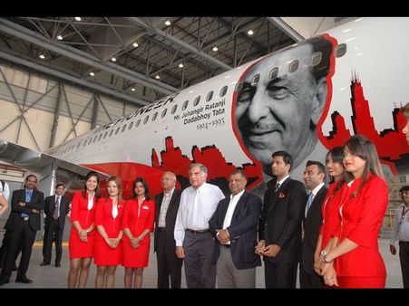 టాటా ఫోటోతో ఎయిర్ ఏషియా 'ద పయనీర్'(ఫోటోలు)