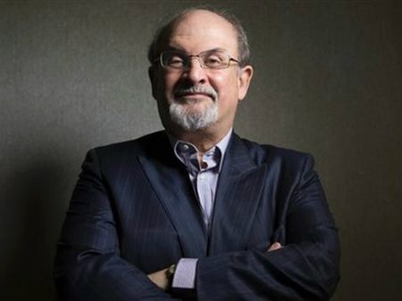 సల్మాన్ రష్దీని పొగిడినందుకు, ఇటుకతో ముఖంపై చితకొట్టారు