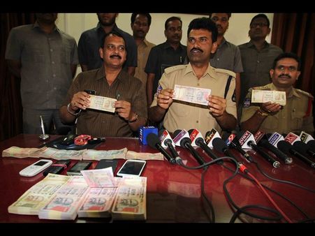 నకిలీ కరెన్సీ చలామణి గ్యాంగ్ అరెస్ట్(పిక్చర్స్)