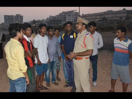 సముద్రంలో ఇద్దరు యువకుల గల్లంతు(పిక్చర్స్)