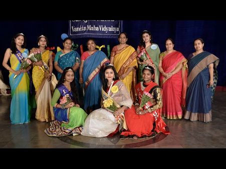 ఫెయిర్‌వెల్: అలరించిన యువతుల ఫ్యాషన్ షో(పిక్చర్స్)