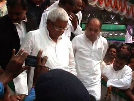 ఎమ్మెల్యేతో బూట్లు తొడిగించుకున్న లాలూ ప్రసాద్