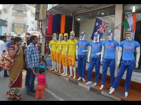 భారత్-ఆసిస్ మ్యాచ్: హైద్రాబాద్‌లో జెర్సీలతో(పిక్చర్స్)