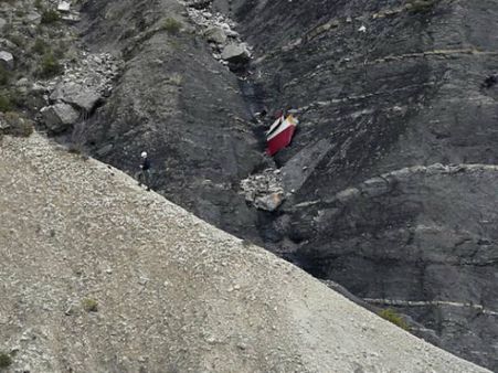 ఎయిర్ బస్ ఏ320 ప్రమాదంలో కొత్త ట్విస్ట్: కో పైలట్ కుట్రనా?