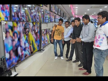 సెమీ ఫైనల్: రోడ్లన్నీ ఖాళీ, ఓటమి (ఫోటోలు)