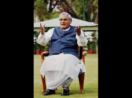 వాజపేయికి భారతరత్న ప్రదానం: హాజరైన ప్రణబ్, మోడీ, మంత్రులు, ఏపీ నుంచి బాబు...!