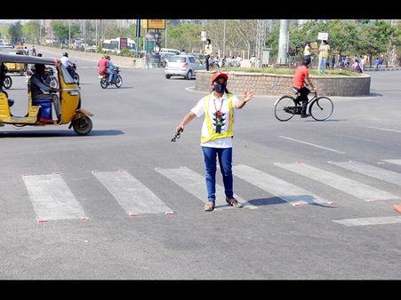 చైతన్యం: ఫ్లకార్డులతో సాప్ట్‌వేర్ ఉద్యోగులు (ఫోటోలు)