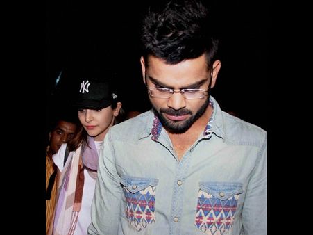 ముంబైలో అనుష్క, కోహ్లీ జోడీ చేతిలో చేయి వేసి..