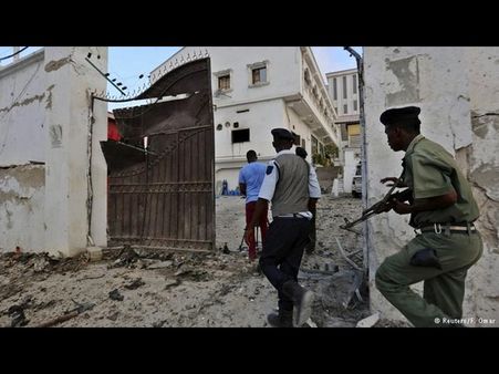 హోటల్ మీద ఉగ్రవాదుల దాడి: 17 మంది దుర్మరణం