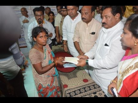 రాయవరం బాధితులకు మంత్రుల పరామర్శ(పిక్చర్స్)