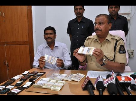 రూ. 2.7కోట్లు: కాలం చెల్లిన బ్రెజిల్ కరెన్సీ సీజ్, అరెస్ట్(పిక్చర్స్)