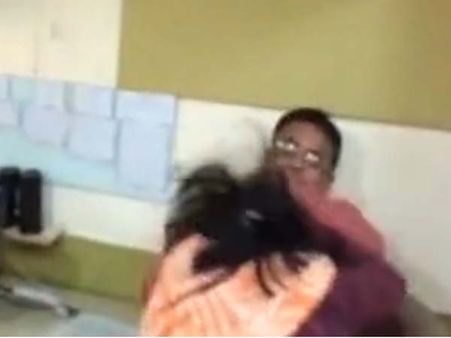 తనను వీడియో తీస్తున్నాడని మహిళా ప్రొఫెసర్, జుట్టుపట్టి కొట్టాడు