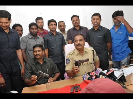  సెటిల్మెంట్ చేస్తున్న సినీ నిర్మాత అరెస్ట్, గన్స్ స్వాధీనం(పిక్చర్స్)