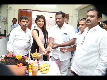 చీరలు చూసి మురిసిన హీరోయిన్ అనూష! (పిక్చర్స్)