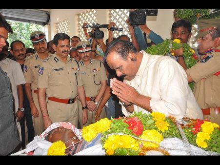 కాల్పుల బాధితులకు నాయిని పరామర్శ: రోదనలు(పిక్చర్స్)