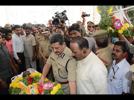 నేనెందుకు బతకాలి: కానిస్టేబుల్ నాగరాజు భార్య, రోదనలు (పిక్చర్స్)