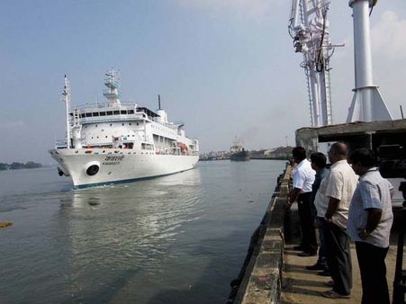 గుజరాత్ తీరంలో యెమెన్ నౌకలు మునక, 17 మందిని రక్షించిన కోస్ట్ గార్డ్