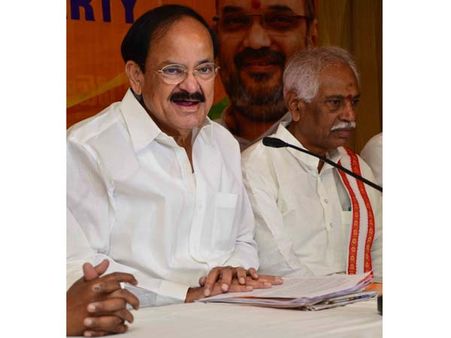 ఉగ్రవాదులకు సహకరిస్తుందెవరు, తెలుగు రాష్ట్రాలకు హెచ్చరిక: వెంకయ్య