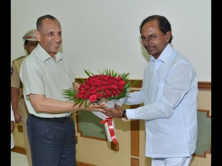 ఉగ్రదాడిపై చర్చ: గవర్నర్‌తో కెసిఆర్ భేటీ(పిక్చర్స్)