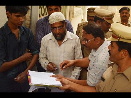 నల్గొండ ఎన్‌కౌంటర్: అప్పుడే పారిపోయి జల్సాలు, తండ్రి బాధ (పిక్చర్స్)