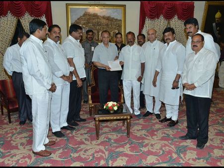 ఘాటుగా గవర్నర్, చిరుపై అదే అభిమానం (పిక్చర్స్)