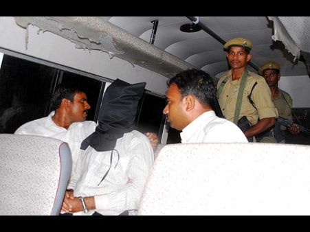 వికారుద్దీన్: వాహనం ఆపమని, గన్స్‌లాక్కునే యత్నం